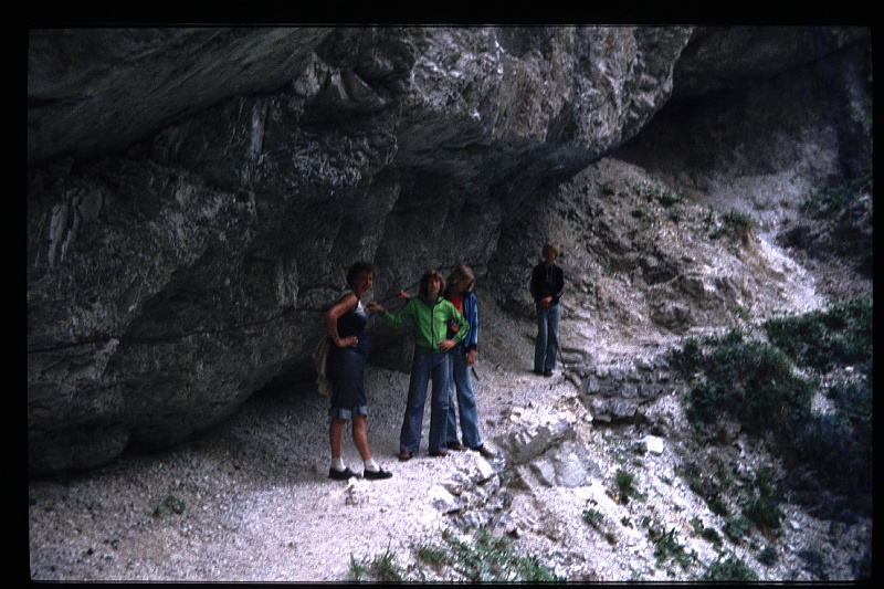 20.Garnitzenklamm jun 1976 Mama,Brigitte,Marion,Peter.JPG